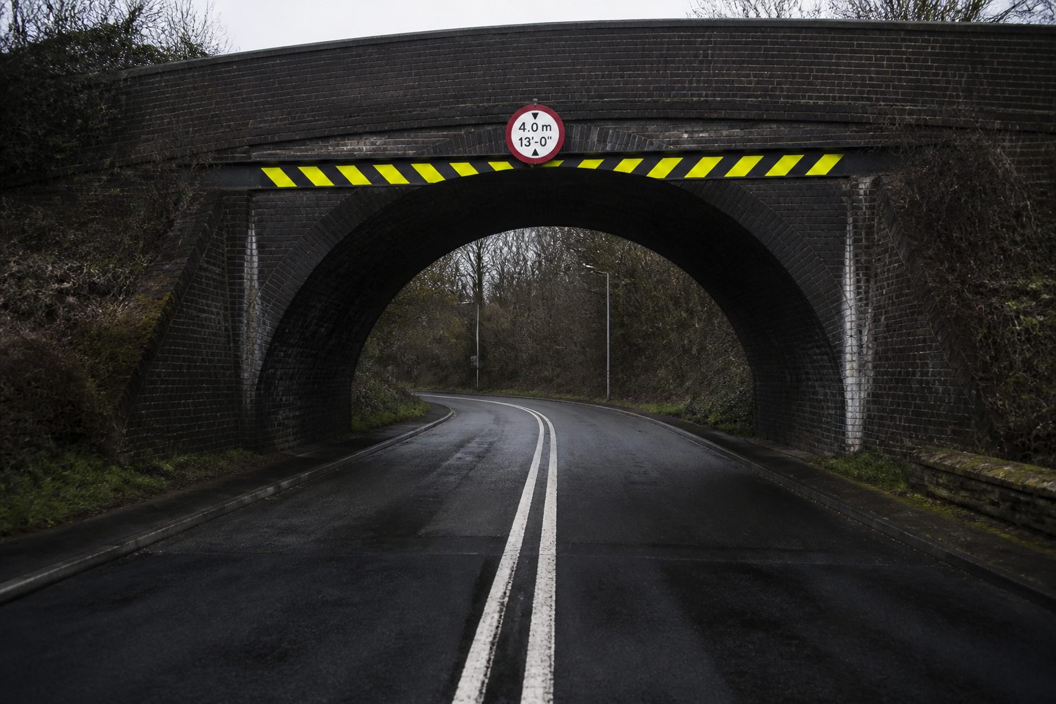 Low bridge height restriction relevant to HGV drivers